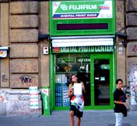 Gabriele Paolini di fronte alla Fujifilm- Clicca per vedere l'immagine ingrandita