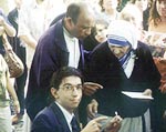 Gabriele Paolini regala un preservativo a Madre Teresa di Calcutta