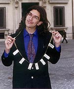 Gabriele Paolini con la sua collana di profilattici